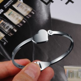 Známy Pre Svoj Kvalitný Ženský Titánový Náramok So Srdiečkom